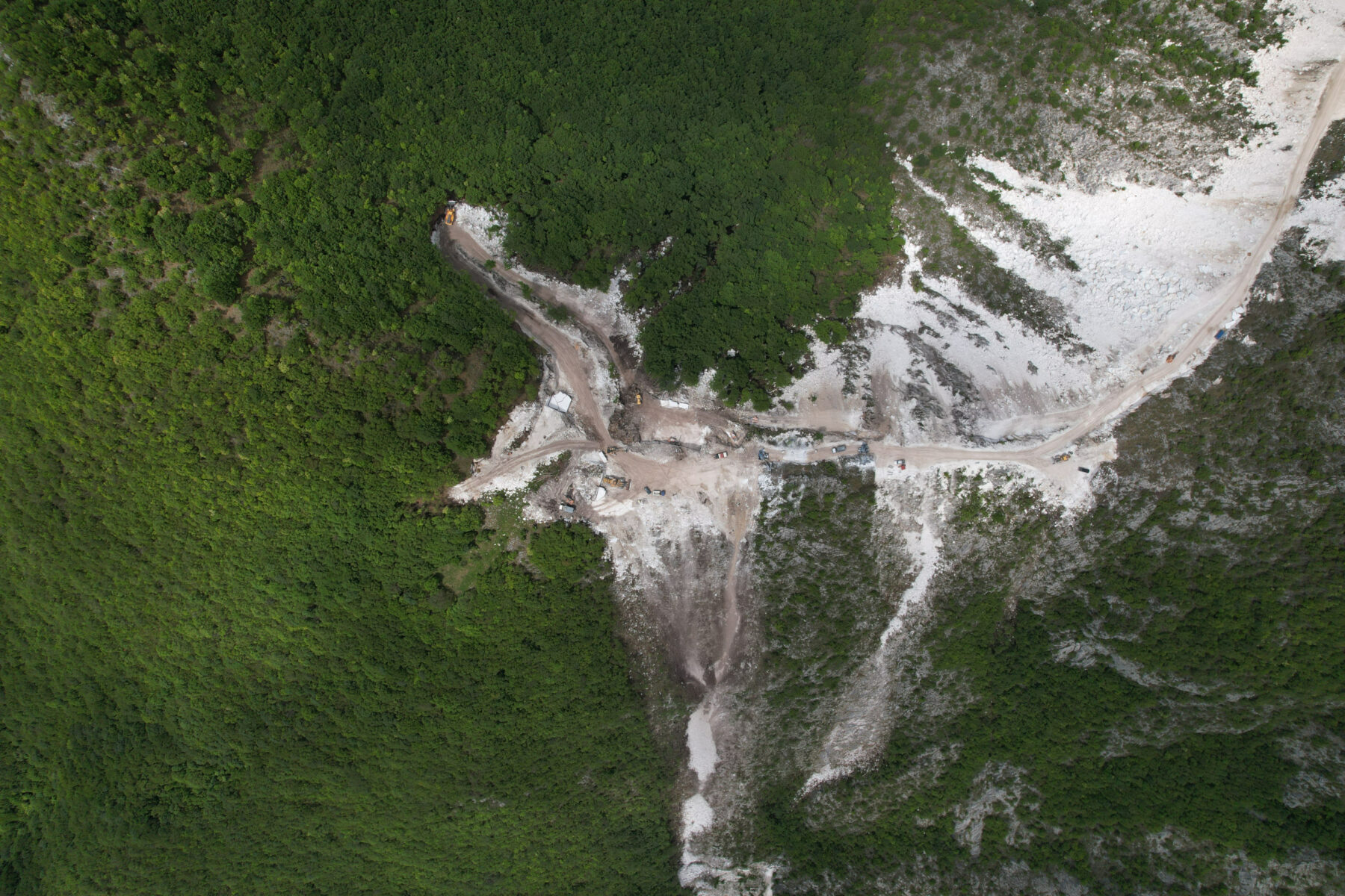Aerial photograph of Sophia Quarry highlighting terraces, haul roads, and quarry layout, demonstrating efficient site formation.